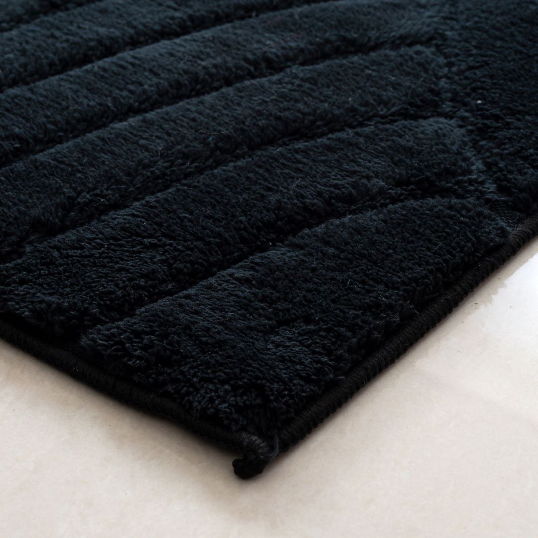 Josie Weaved Cut Pile Rug 20"x60" Black